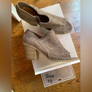 Used in very good condition. Worn only a couple times